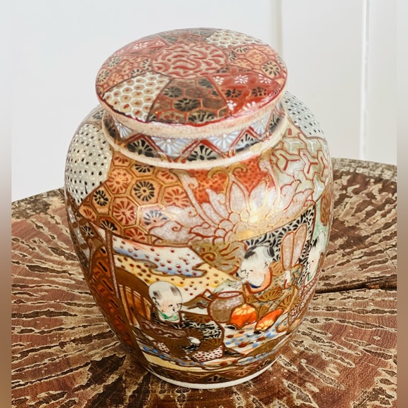 Antique Satsuma Japan Hand Painted Covered Ginger Jar - Picture 2 of 8